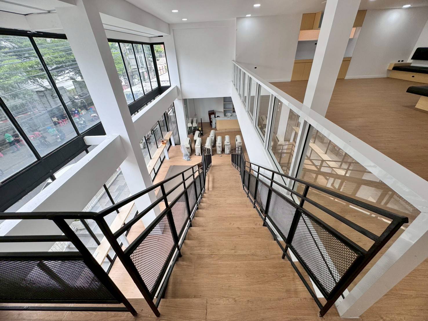 ให้เช่าพื้นที่ ชั้น 1 และชั้นลอย ทำเลเอกมัย ใกล้ BTS เอกมัย (N.1222)