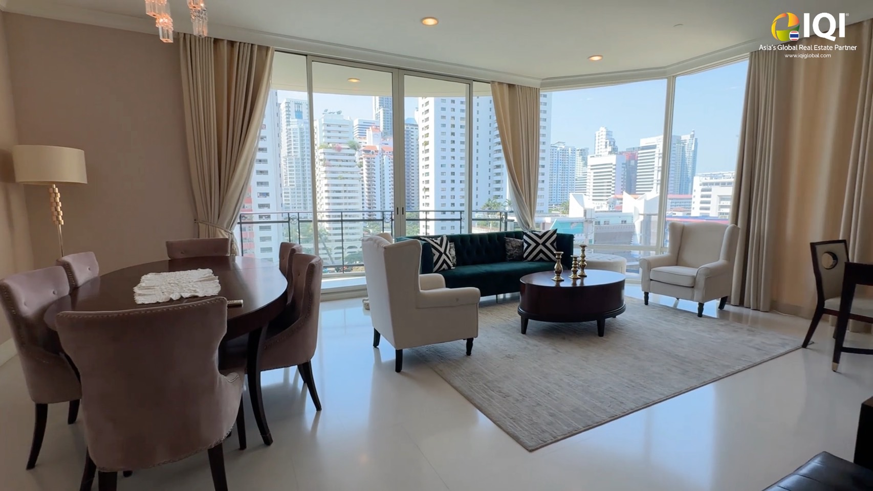 ขายด่วน! Condo Royce Private Residences คอนโดหรูใจกลางสุขุมวิท ใกล้ BTS และ MRT อโศก เพียง 950 เมตร Royce Private Residences สุขุมวิท 31 พื้นที่กว้างขวาง 176 ตร.ม. เทียบเท่าบ้านเดี่ยว บนทำเลกลาางเมือง เหมาะสำหรับครอบครัวที่ต้องการพื้นที่ใช้สอยกว้างขวาง 3