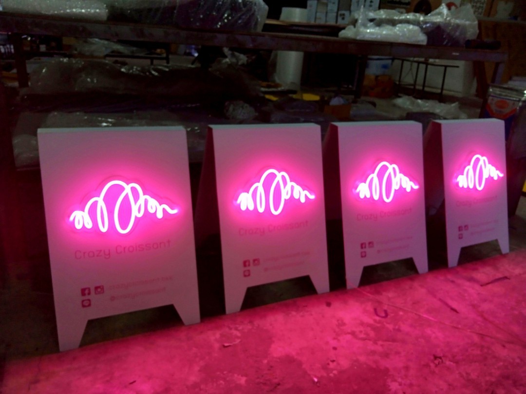 ป้ายตั้งหน้าร้านติดไฟนีออนดัด LED