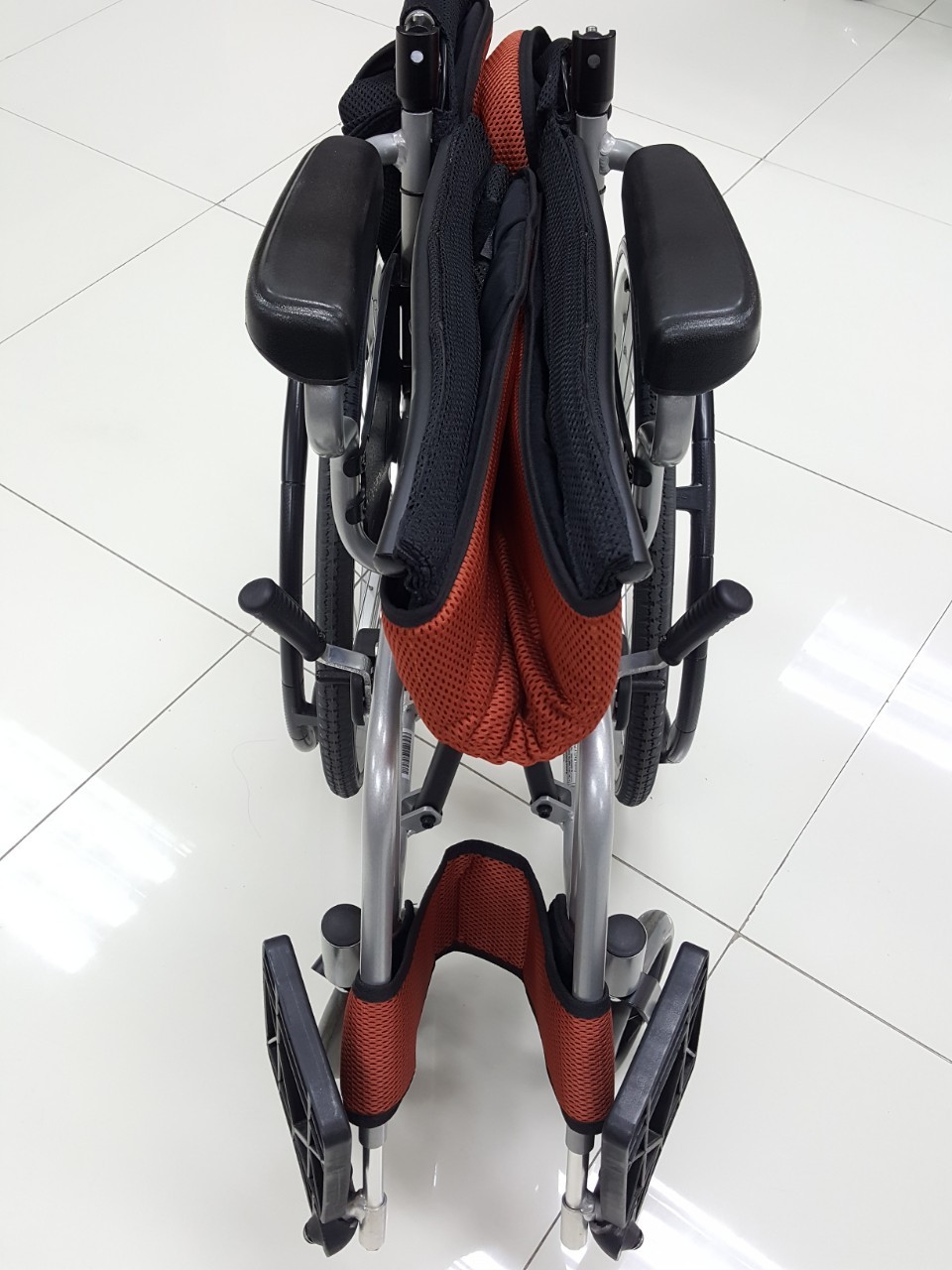รถเข็นวีลแชร์น้ำหนักเบา อลูมินัมอัลลอยด์คาร์ม่า รุ่น S-Ergo 205 F20 (WheelChair Karma S-Ergo 205 F20) พกพาสะดวก กะทัดรัด พับได้ ล้อหลังใหญ่