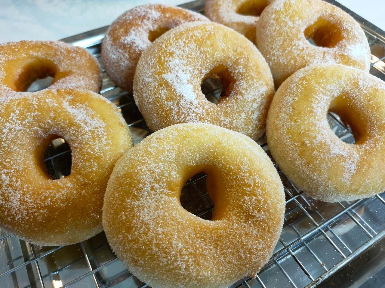 โดนัทนุ่มๆโรยหน้าน้ำตาลหอมอร่อย รับประกันความนุ่ม เก็บข้ามวันก็ยังอร่อยเหมือนเดิม ทำจากวัตถุดิบคุณภาพดี