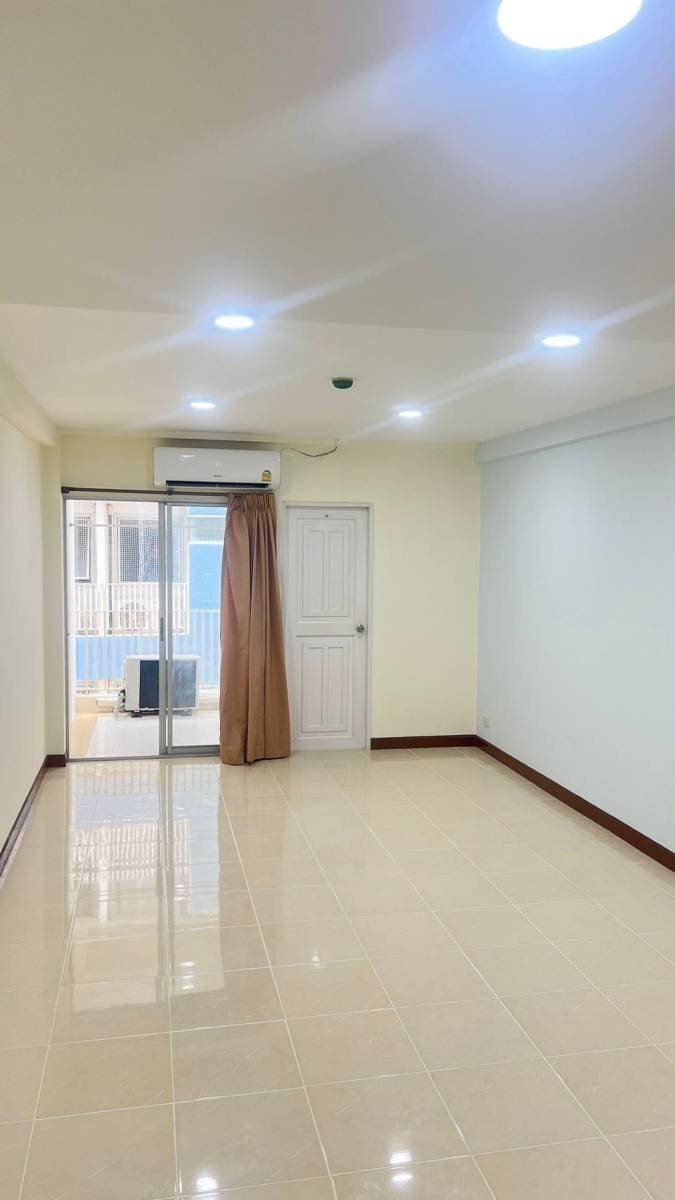 *ขายด่วน และถูกมาก เดอะ คัลเลอร์ ลีฟวิ่ง คอนโดมิเนียม ติดถนนเทพารักษ์ * (N.1075)