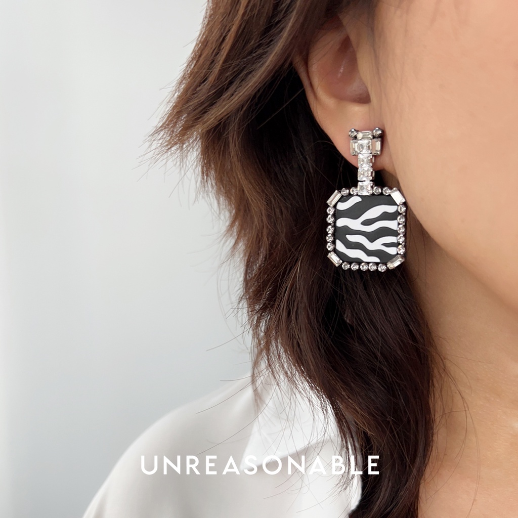 ต่างหูลายเสือ สีขาวดำ ต่างหูคลิป ต่างหูก้านเงินแท้ น้ำหนักเบา สวยใส่สบาย UA0815-01 Unreasonable Accessories