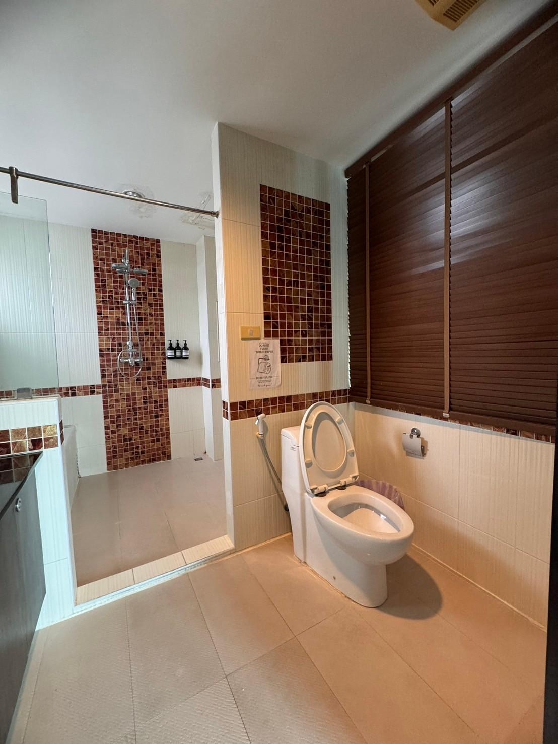 ให้เช่าอาคารพาณิชย์ 5 ชั้น ซอยเอกมัย 12 พร้อมลิฟท์ ใกล้บิ๊กซี เอกมัย (N.1396)