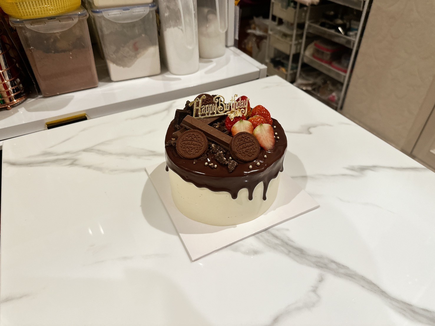 เค้กชอคโกแลต ดริปเค้กชอคโกแลต ตกแต่งขนมรสชอคโกแลตแบบต่างๆและสตอเบอร์รี่ ขนาด1ปอนด์