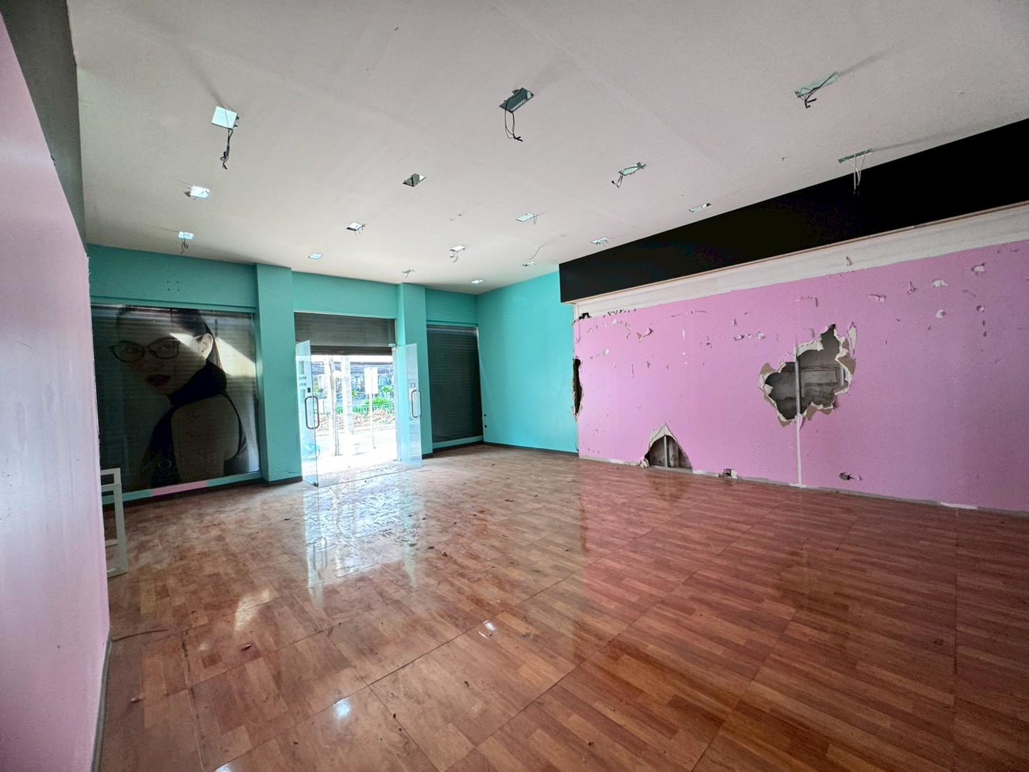 ให้เช่าพื้นที่สำนักงาน ชั้น 1 และชั้นลอย อาคารโล่งสวย ติดถนนรามคำแหง (N.1920)