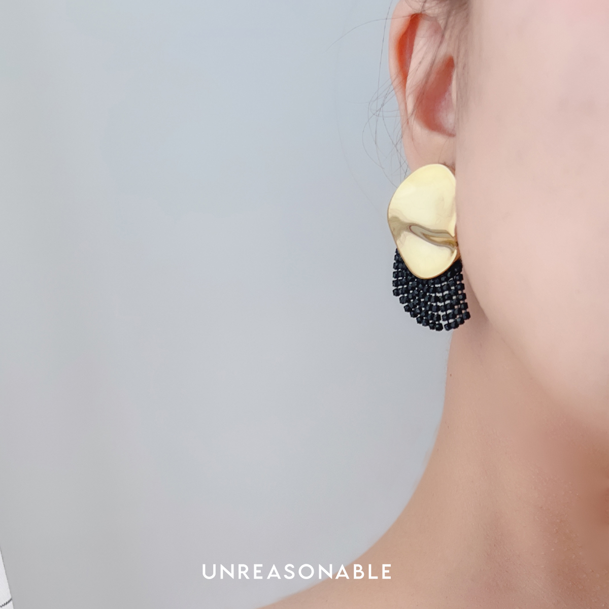 ต่างหูสีทอง Black Crystal ต่างหูคลิป ก้านเงินแท้ น้ำหนักเบา UA1002-01 Unreasonable Accessories