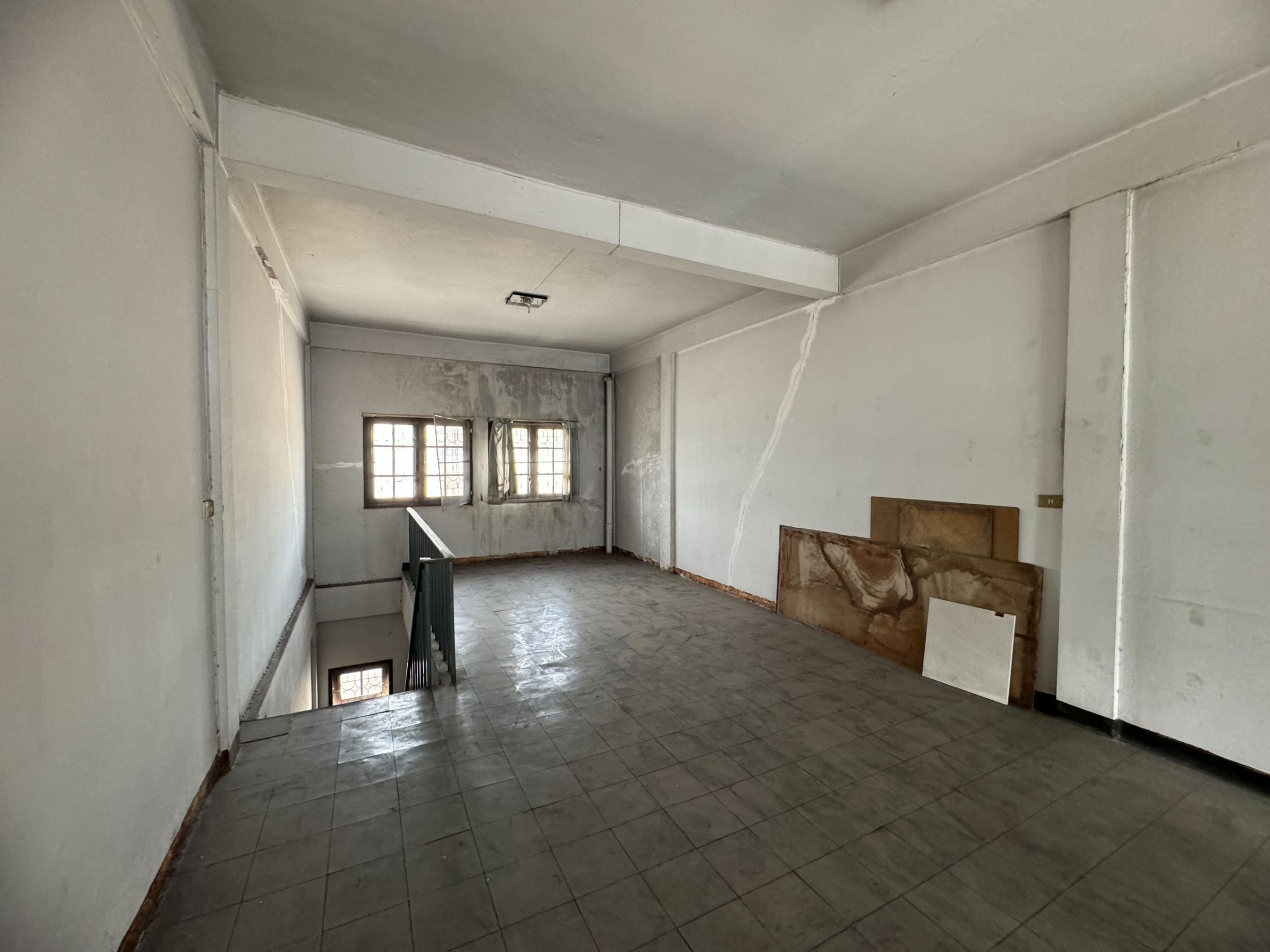 *ให้เช่าอาคารพาณิชย์ 4.5 ชั้น ทำเลดี ย่านสุขุมวิท 71 (ปรีดีพนมยงค์)* (N.1034)