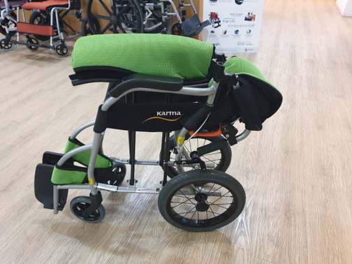 รถเข็นวีลแชร์น้ำหนักเบา อลูมินัมอัลลอยด์คาร์ม่า รุ่น Ergo Lite (WheelChair KARMA Ergo Lite) น้ำหนักเบาเพียง 8.5 กก. เบากว่าทุกรุ่นของคาร์ม่า พับได้ เหมาะสำหรับเดินทาง (รุ่นยอดนิยม)