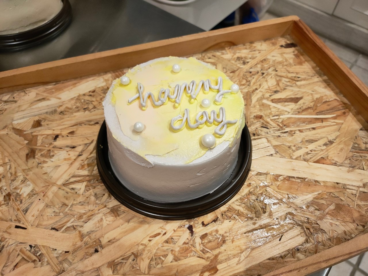 เค้กมินิมอลรสวนิลา ตกแต่งด้วยบัตเตอร์ครีม วาดลวดลายสไตล์มินิมอล ขนาดครึ่งปอนด์