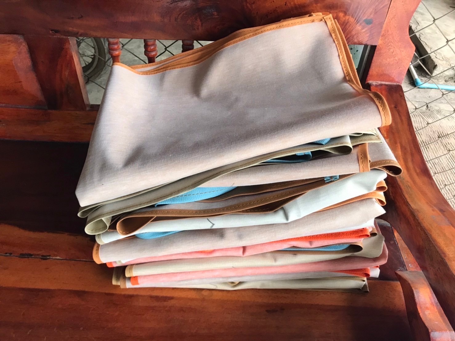 ผ้ากันเปื้อนหนัง PVC กันน้ำ 100% แบบสายหนังคล้องคอ (พร้อมส่ง) #คละสี