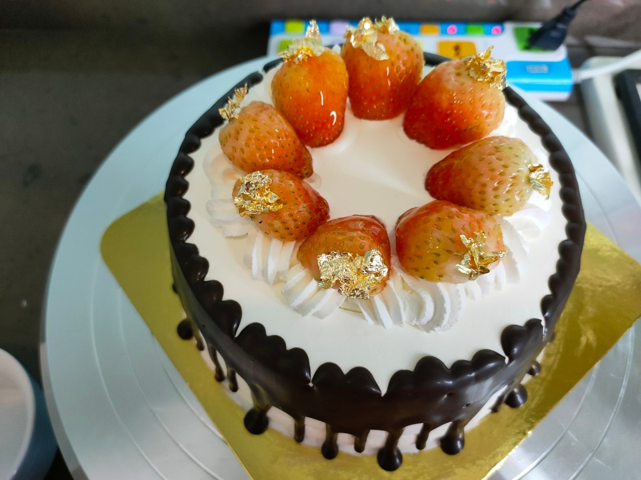 เค้กวันเค้ก เค้กชอคโกแลตสตอเบอร์รี่ครีมสด ราดตกแต่งด้วยชอคโกแลตด้านข้าง ขนาด2ปอนด์