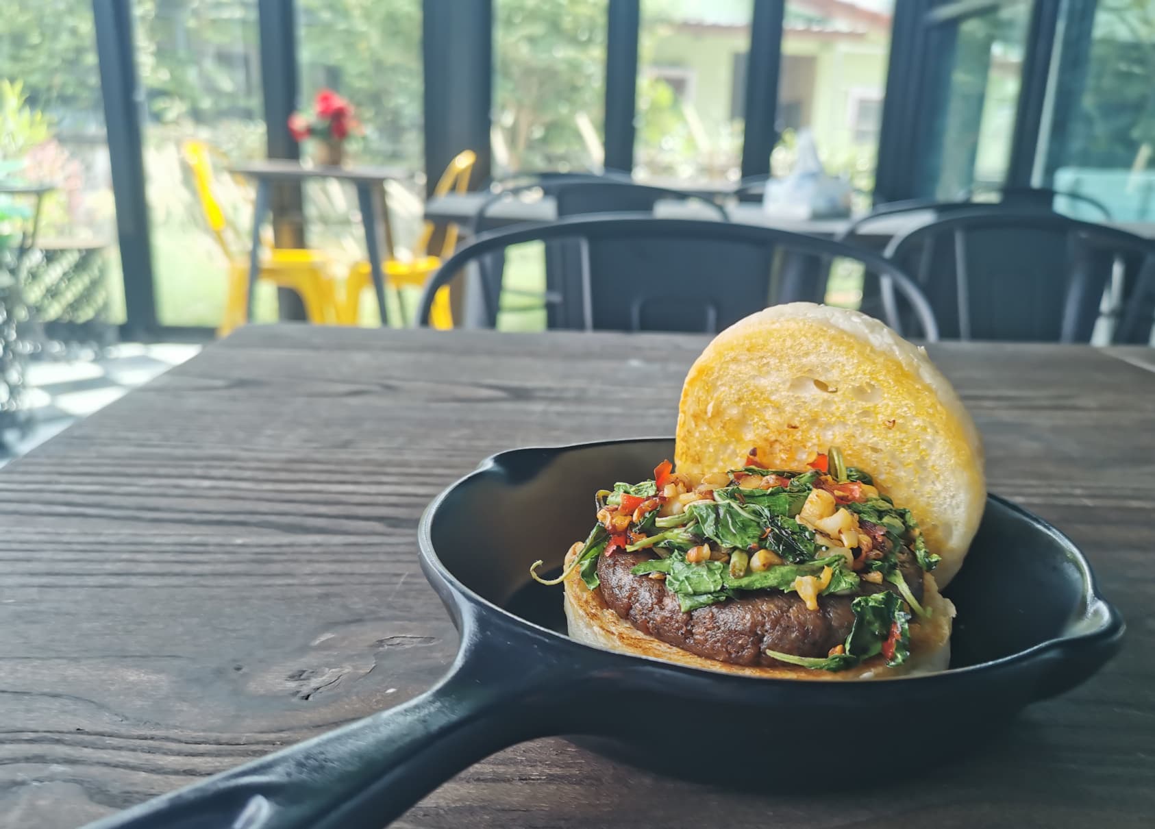 แฮมเบอร์เกอร์กะเพรา ของร้านโซวีแกน สาขาบางกะปิ
