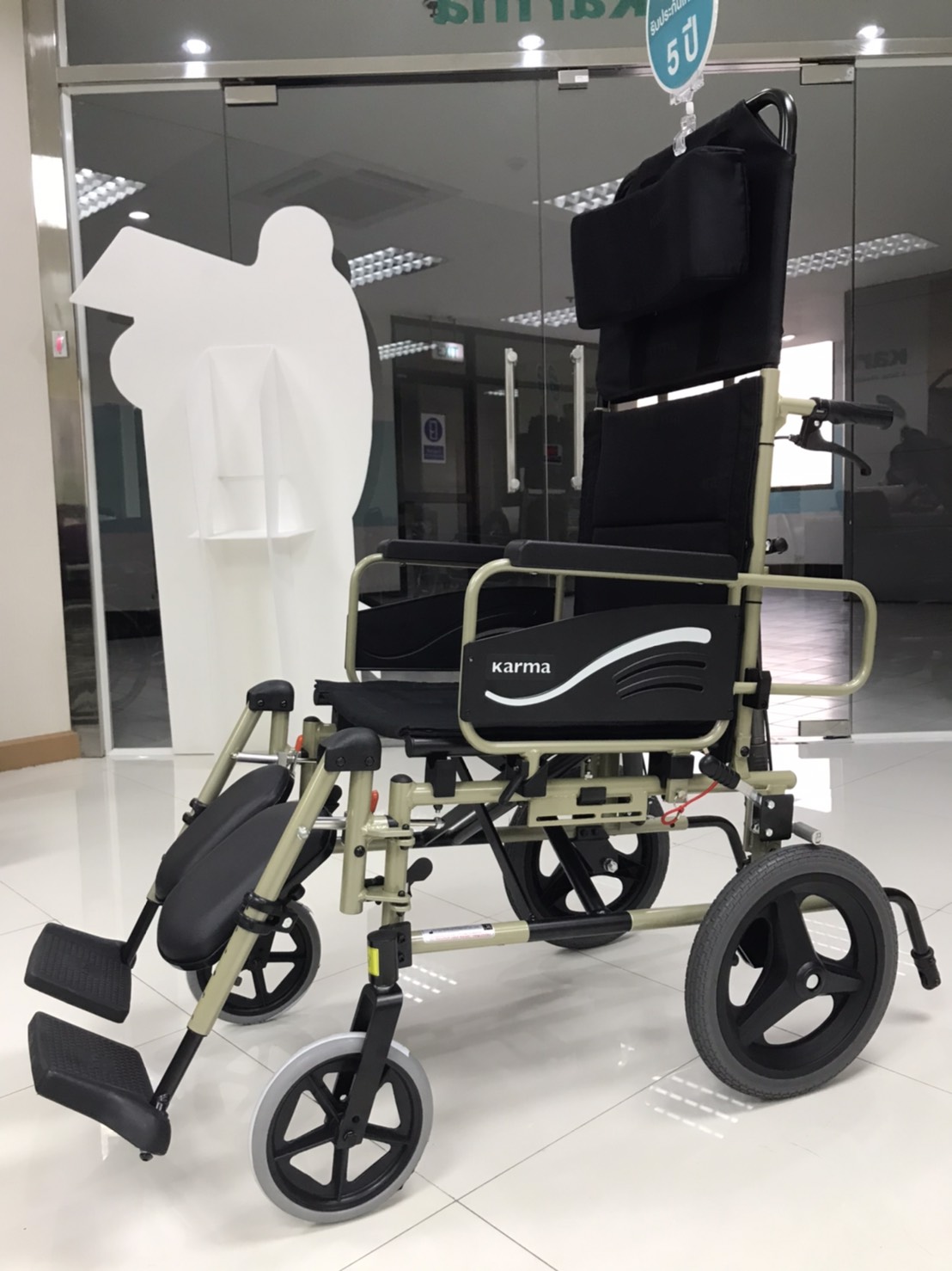 รถเข็นปรับเอนนอนได้ อลูมินัมอัลลอยด์คาร์ม่า รุ่น KM5000 (WheelChair KARMA KM-5000) ปรับเอนได้ ถอดชิ้นส่วนได้ ช่วยให้ผู้ดูแล สะดวกสบายในการดูแลผู้ป่วยมากยิ่งขึ้น