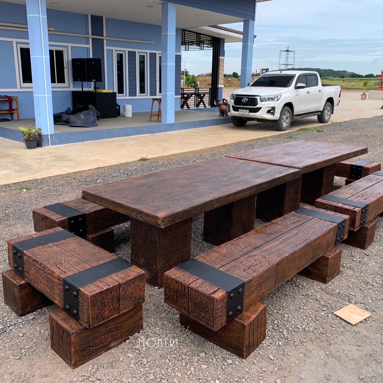 ชุดโต๊ะไม้หมอน ชุดโต๊ะไม้หมอน ขนาดยาว 3.6 เมตร นั่งได้ 18-20 ท่าน งานดีไซน์โดยคนไทย มีบริการจัดส่งพร้อมติดตั้งทั่วไทย