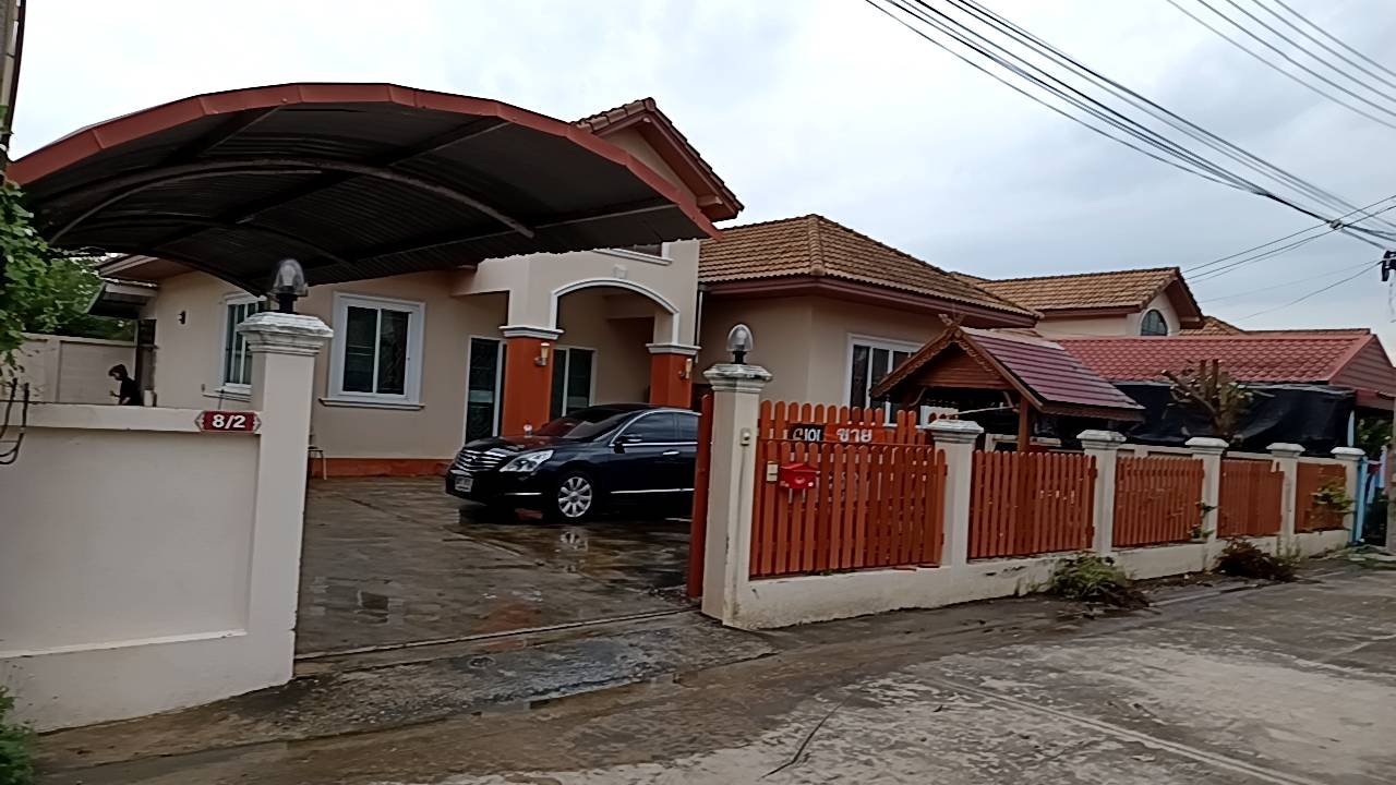 ขายบ้านเดี่ยว พฤกษาแลนด์ หนองชาก บ้านบึง ชลบุรี ราคาดีที่สุดในย่านนี้! เพียง 2.99 ล้านบาท บนพื้นที่กว้างขวางถึง 93.4 ตร.ว. ขนาด 2 ห้องนอน 2 ห้องน้ำ พร้อมห้องครัว ห้องทานข้าว และห้องรับแขก แถมเฟอร์นิเจอร์และแอร์ 2 เครื่อง จอดรถสบายๆ ได้ถึง 7 คัน! (ในบ้าน 4