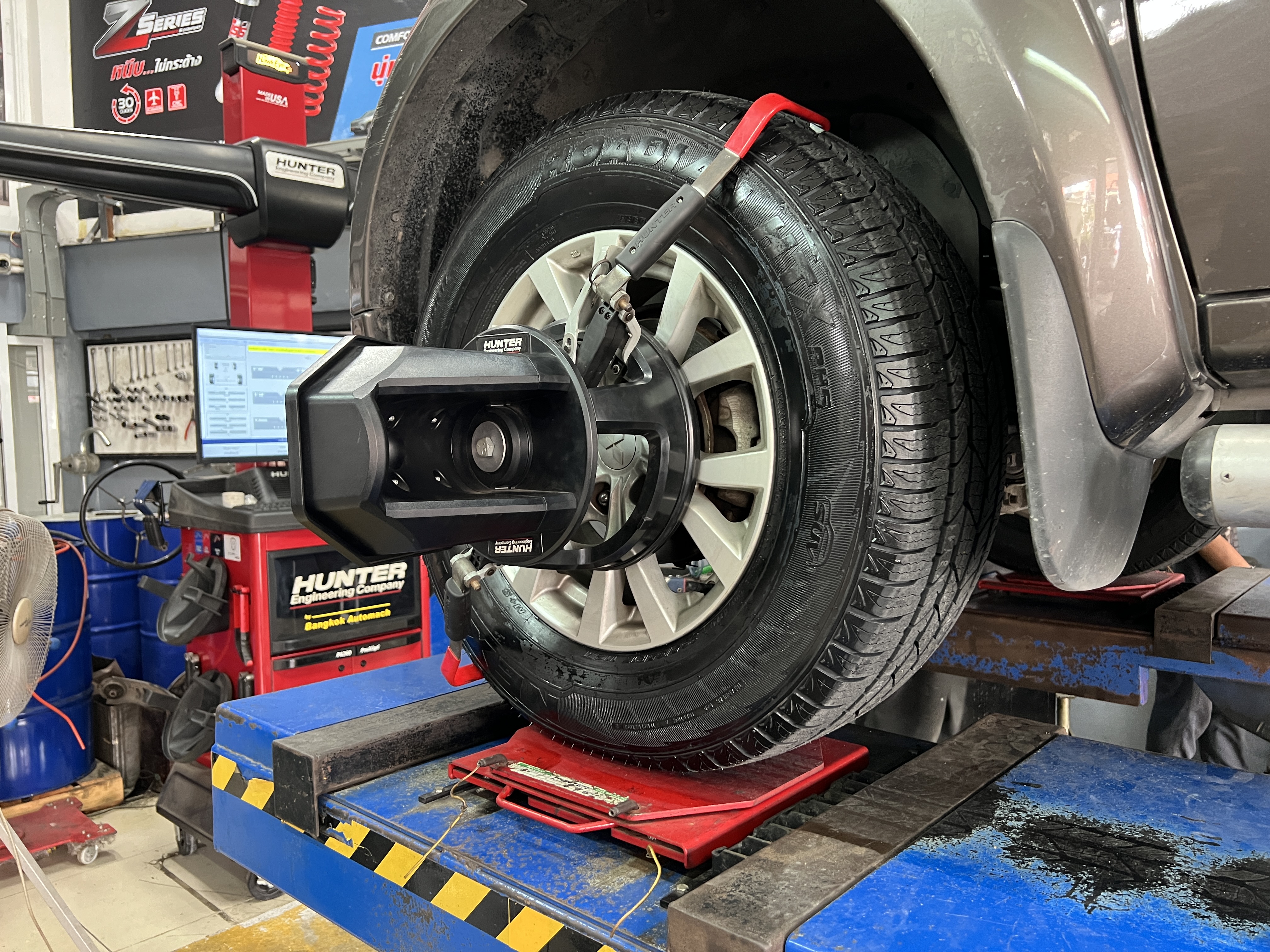 MITSUBISHI PAJERO เข้ารับบริการอัพเกรดช่วงล่างรถยนต์ พร้อมเปลี่ยนยางรถยนต์ เน้นใช้งานประจำวัน พรีเมี่ยม นุ่มเงียบ ประกันดี [+] YSS DTG กระบอกเหลือง วาล์วแปรผันอัตโนมัติ [+] NEXEN RH5 265/65R17 *ประกันยาง NEXEN 1 ปีหรือ 25,000 กม. เปลี่ยนเส้นใหม่ฟรี *เพื่อความสะดวกในการรับบริการ นัดหมายเวลาก่อนเข้ารับบริการทุกครั้งครับ 𝙊𝙪𝙧 𝙎𝙚𝙧𝙫𝙞𝙘𝙚 บริการทางร้านเรารับทำอะไรบ้าง 🔧 มียางรถยนต์ทุกยี่ห้อให้เลือกซื้อ 🔧 โช้คอัพ สปริง 🔧 เช็คช่วงล่าง แก้ปัญหาให้ตรงจุด 🔧 ติดตั้งยางแบบไร้รอย 100% 🔧 บริการสลับยาง ตามอายุ 🔧 บริการล้างลิ้นปีกผีเสื้อ 🔧 บริการเช็คระยะรถยนต์ 🔧 เปลี่ยนถ่ายของเหลวทั้งระบบ 🔧 ตั้งศูนย์ด้วยเครื่อง HUNTER นำเข้าจาก USA สอบถามข้อมูลเพิ่มเติม หรือนัดหมายเข้ารับบริการ ☎️ : 08-6569-1915 ☎️ : 08-6544-5963 Line id : @88rw Tiktok : https://www.tiktok.com/@88rwycrr Youtube : https://youtube.com/@88rw Facebook : https://www.facebook.com/88rwtire Location : https://goo.gl/maps/HrNUAZXPN94KvxZ98?coh=178573&entry=tt #รถยนต์มีปัญหาไม่รู้ต้องแก้ตรงไหน ทางเรายินดี ตรวจหาปัญหาและหาวิธีแก้ บอกลูกค้าก่อนลงมือทำเสมอราคาเป็นธรรมไม่เอาเปรียบ สบายใจคุณลูกค้า ร้านยางเจริญรุ่งเรือง ยินดีต้อนรับครับ