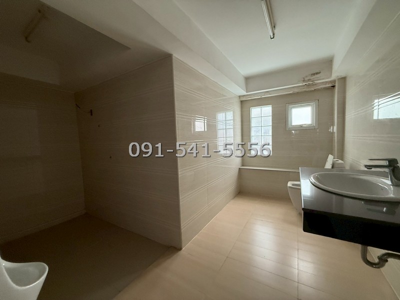 ขายตึกแถว 2 คูหา 3 ชั้นครึ่ง พร้อมดาดฟ้า ซอยท่าข้าม 28/1 ตึกหัวมุม เนื้อที่หลังละ 20 ตรว ใกล้เซ็นทรัล พระราม 2