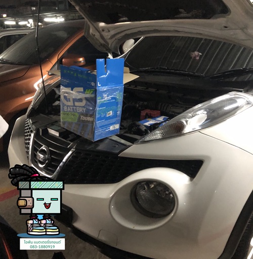 ให้ช่างมาเปลี่ยนแบตรถ Nissan Juke จอดเสียแบตหมดที่สี่มุมเมืองแหลมฉบัง