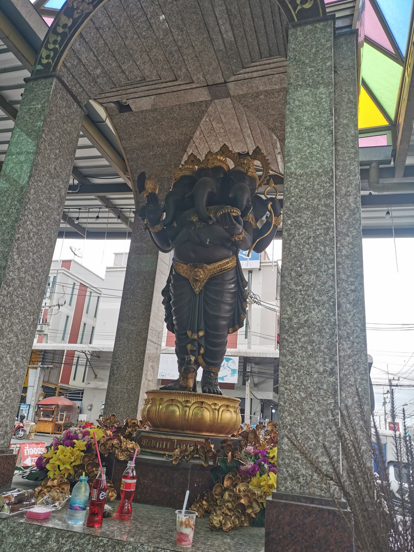 ที่ด้านหน้าตลาดสดไอยรา จะมีเทวรูปขององค์มหาเทพไอยรา องค์ใหญ่ๆ อยู่ที่ด้านหน้าตลาดนะครับ ร้านโซวีแกนจะอยู่ด้านหลังขององค์ท่าน