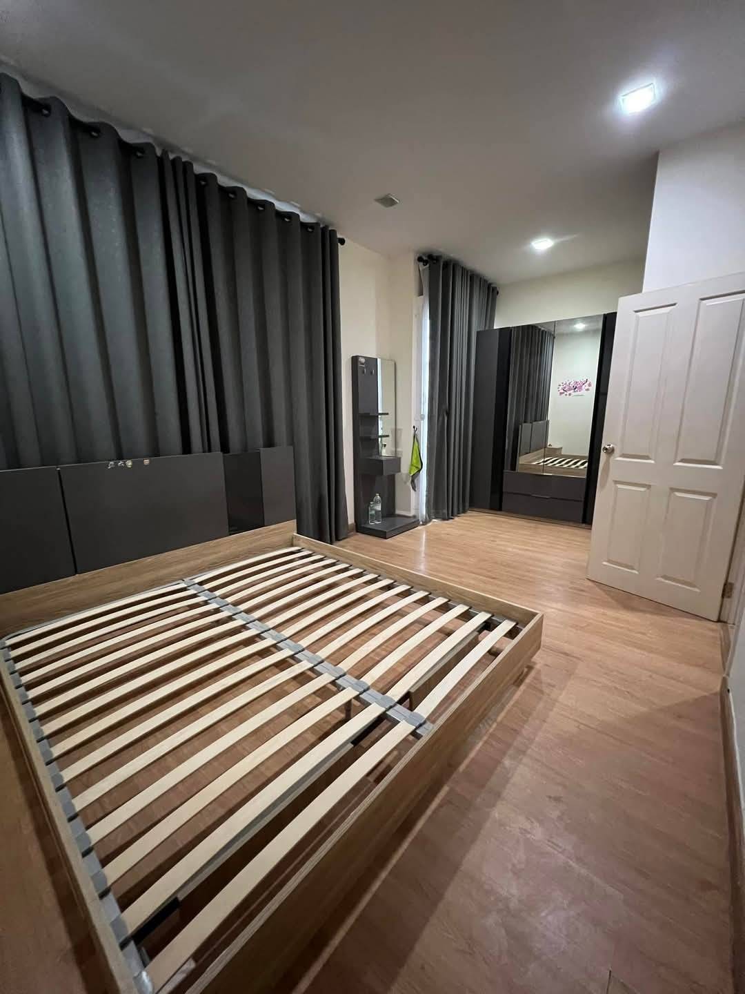 ขายทาวน์เฮ้าส์ หมู่บ้าน โกลเด้น ทาวน์ บางนา-กิ่งแก้ว บ้านหลังมุม ขายพร้อมผู้เช่า (N.1574)