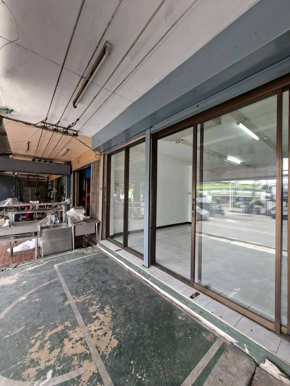 พื้นที่ให้เช่า ติดถนนเฉลิมพระเกียรติ ใกล้ซีคอนสแควร์ ศรีนครินทร์ (N.1856)