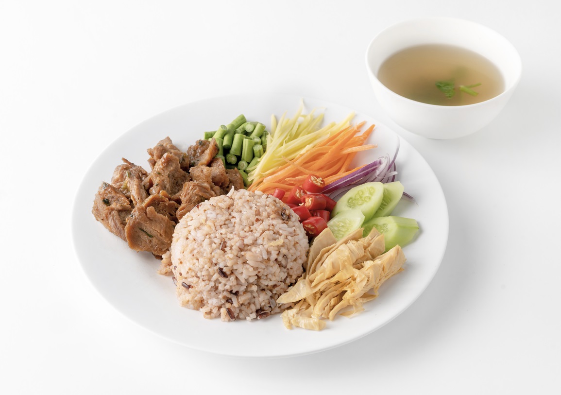 ข้าวคลุกกะปิเจ ใส่ในจานสีขาว ของร้านโซวีแกน