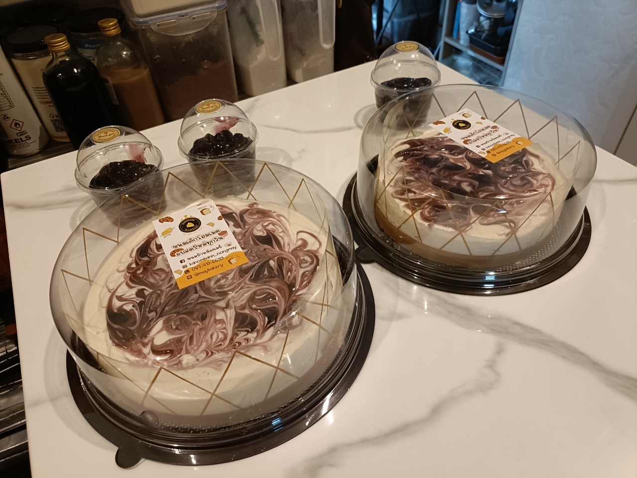 บลูเบอร์รี่ชีสพาย พรีเมี่ยม ทำจากวัตถุดิบอย่างดี รสชาติกลมกล่อม ทอปด้วยซอสบลูเบอร์รี่ ตกแต่งด้วยดอกไม้ทานได้ ขนาด1ปอนด์