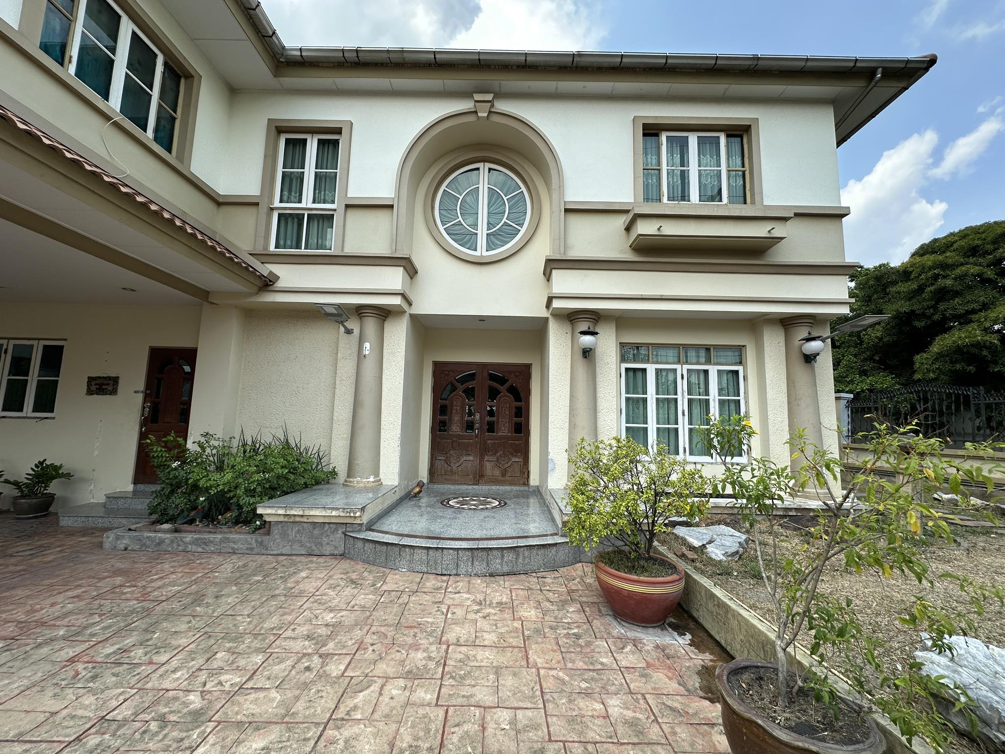 บ้านเดี่ยว ลดาวัลย์ ลากูน รังสิต ปทุมธาณี : Baan Ladawan Lakoon Rangsit คฤหาสน์เศรษฐี รอบล้อมด้วยเลคลากูน บ้านสวยพร้อมอยู่ บิวอินด้วยงานไม้สักทั้งหลัง พื้นที่ใช้สอยกว้างขวาง ตัวบ้านหันหน้าไปทางทิศใต้ ถนนกว้าง หลังบ้านวิวธรรมชาติร่มรื่นเงียบสงบ มีความเป็นส