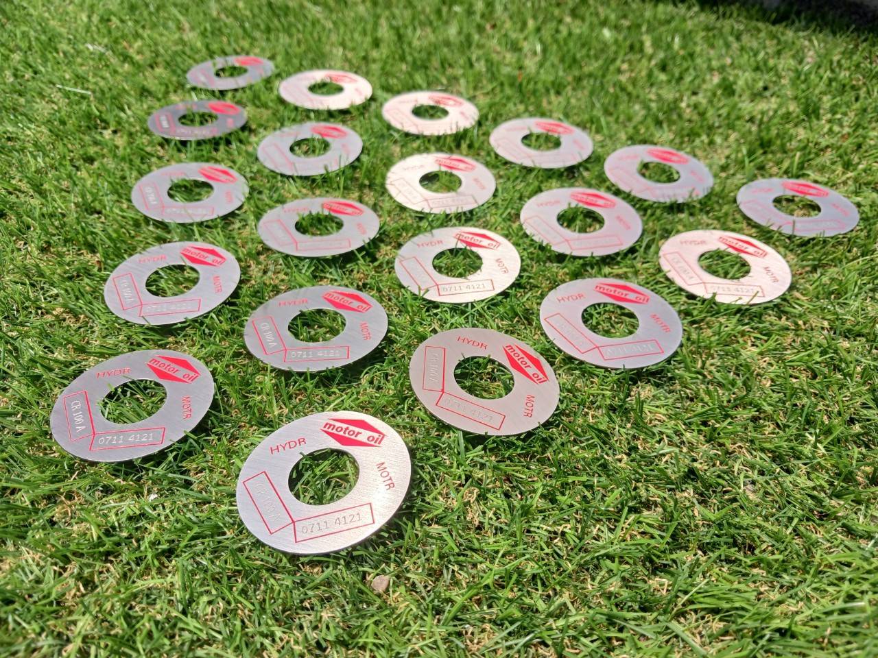 ป้ายสแตนเลสแฮร์ไลน์กัดกรด ลงสี ขนาดป้าย 5x5cm.