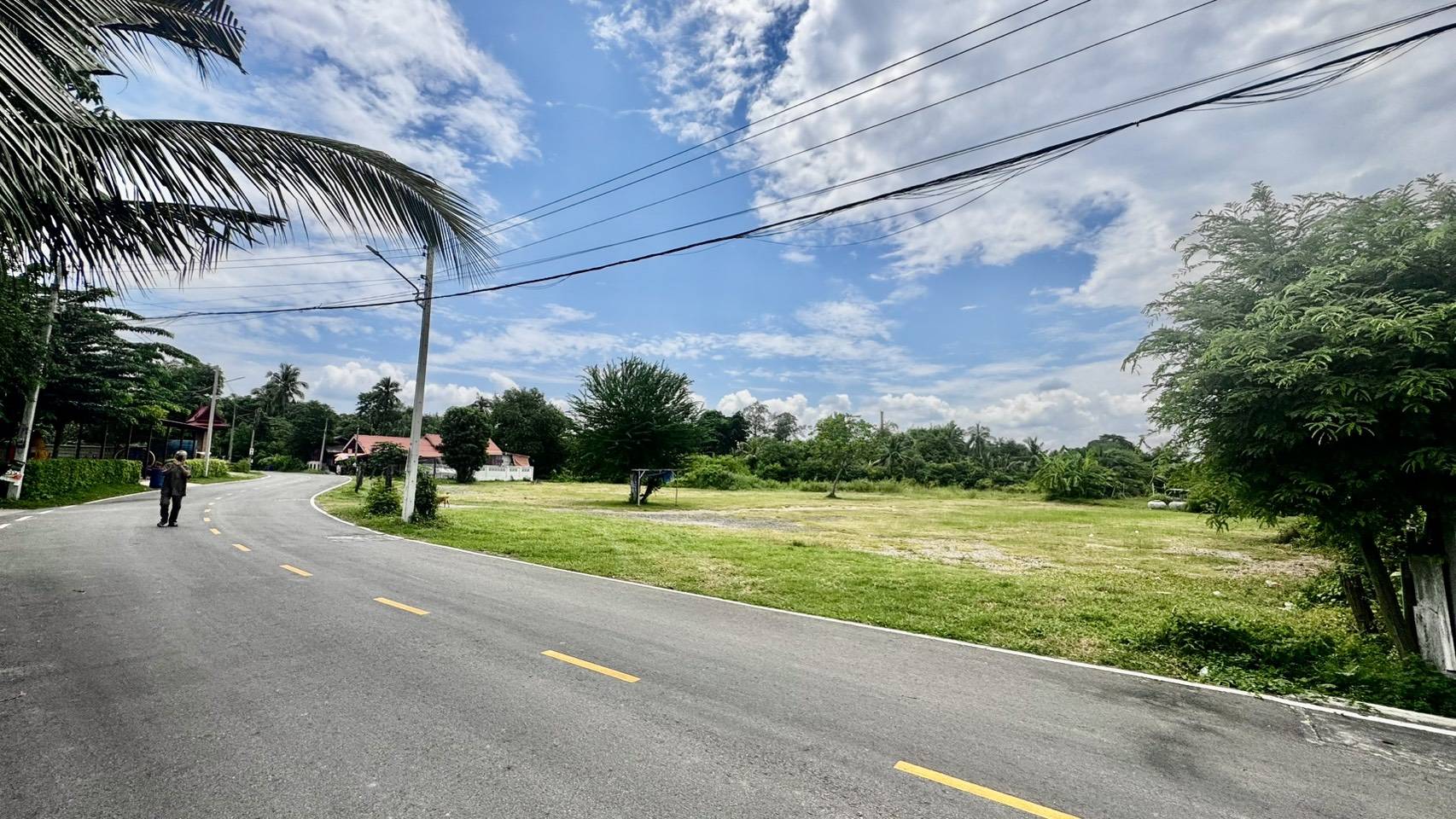 ขายที่ดิน ราชบุรี แปลงใหญ่ สำหรับสร้างหมู่บ้าน พื้นที่รวมประมาณ 4 ไร่ 3 งาน 39 ตารางวา ทำเลศักยภาพสูง 🚗 จุดเด่นของที่ดิน ✅ ติดถนน 3 ด้าน เข้า-ออกได้หลายทาง ✅ ติดคลองชลประทาน บรรยากาศร่มรื่น ลมดีตลอดปี ✅ รายล้อมด้วย ชุมชน โรงเ