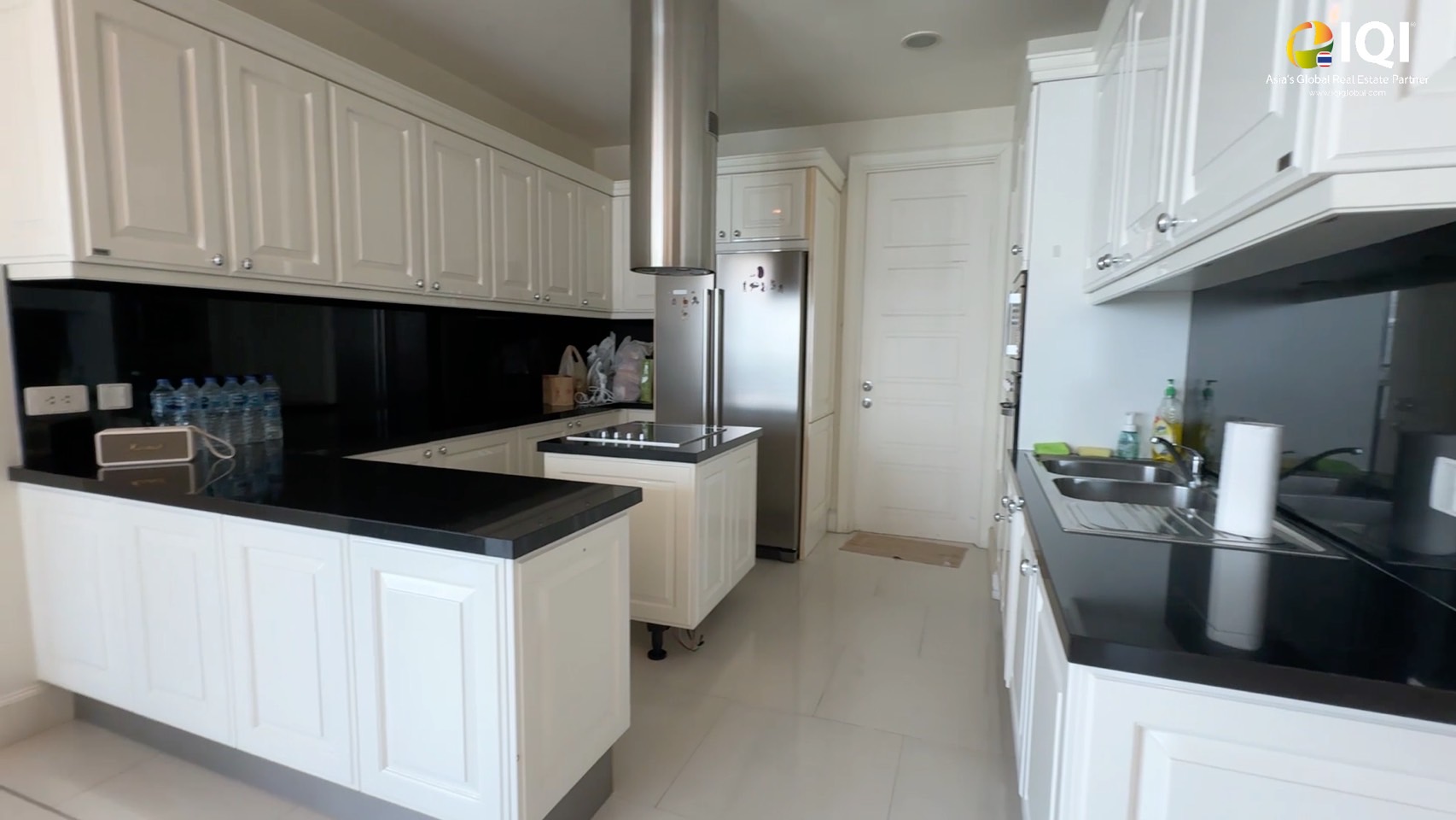 ขายด่วน! Condo Royce Private Residences คอนโดหรูใจกลางสุขุมวิท ใกล้ BTS และ MRT อโศก เพียง 950 เมตร Royce Private Residences สุขุมวิท 31 พื้นที่กว้างขวาง 176 ตร.ม. เทียบเท่าบ้านเดี่ยว บนทำเลกลาางเมือง เหมาะสำหรับครอบครัวที่ต้องการพื้นที่ใช้สอยกว้างขวาง 3