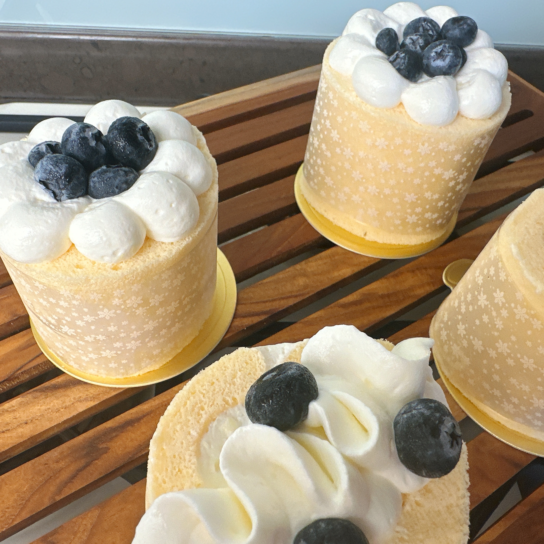 โรลเค้กบลูเบอร์รี่ครีมสด เค้กเนื้อนุ่มมาก ตกแต่งด้วยวิปครีมและบลูเบอร์รี่สด