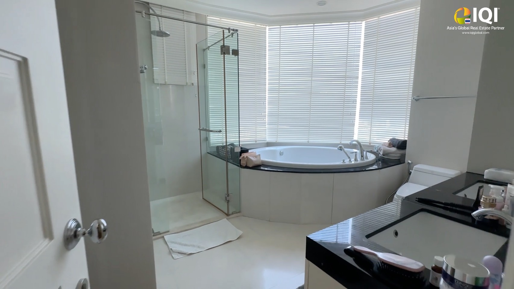 ขายด่วน! Condo Royce Private Residences คอนโดหรูใจกลางสุขุมวิท ใกล้ BTS และ MRT อโศก เพียง 950 เมตร Royce Private Residences สุขุมวิท 31 พื้นที่กว้างขวาง 176 ตร.ม. เทียบเท่าบ้านเดี่ยว บนทำเลกลาางเมือง เหมาะสำหรับครอบครัวที่ต้องการพื้นที่ใช้สอยกว้างขวาง 3