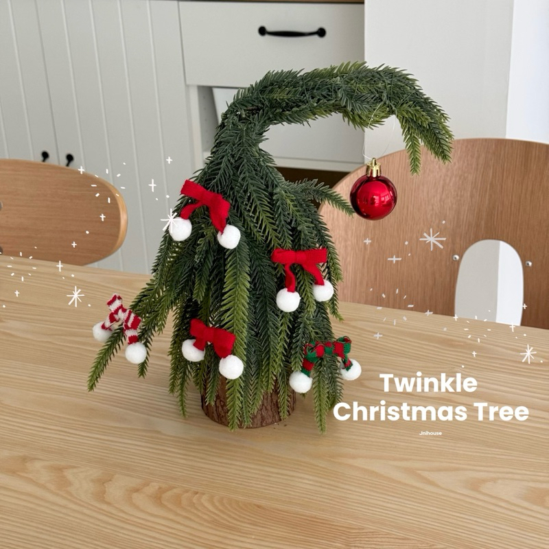 [พร้อมส่ง] Jnihouse : Twinkle Christmas Tree (ต้นคริสต์มาสปลายโค้ง บอลแดง)