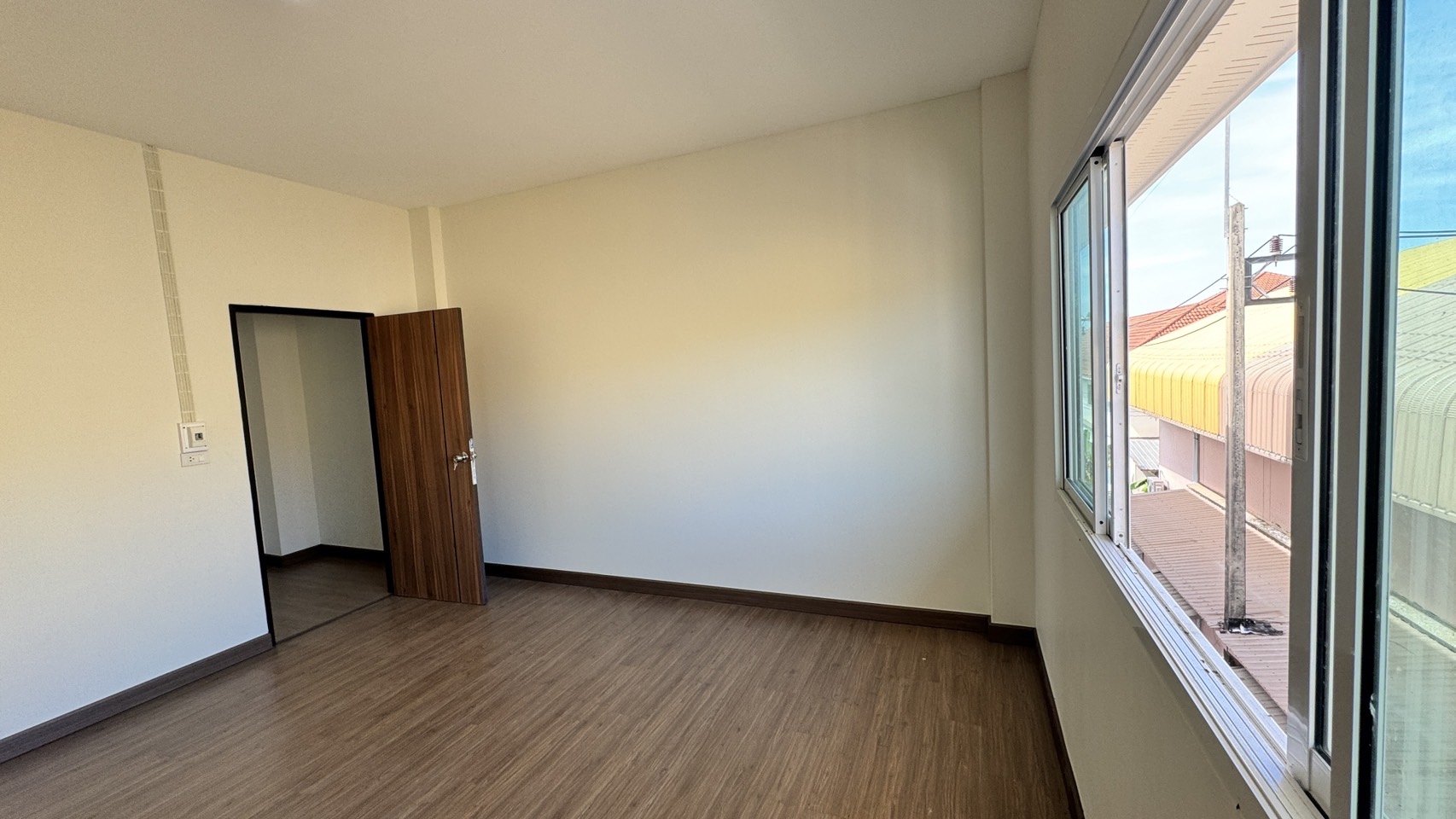 ให้เช่า/ขายอาคารพาณิชย์ตึกใหม่ (ไม่เคยอยู่) 3 ชั้น สไตล์ทาวน์โฮม ลำลูกกาคลอง 4 รังสิต ปทุมธานี ตัวอาคารเย็นสบาย - ขนาด 22.3 ตร.วา กว้าง 4 เมตร ลึก 18 เมตร - 4 ห้องนอน 3 ห้องน้ำ