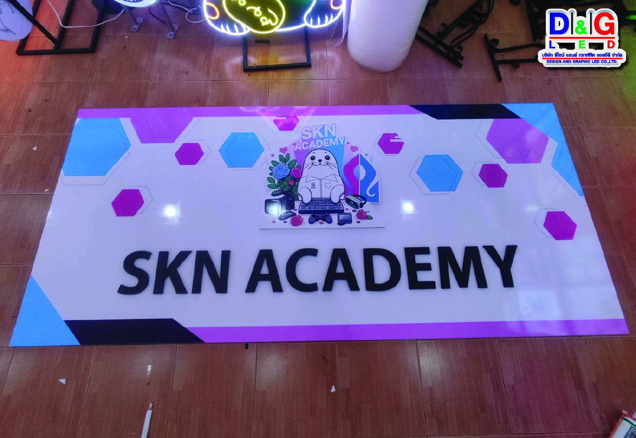ป้ายพลาสวูดติดสติกเกอร์ลงบนพื้นวัสดุพร้อมกับติดตัวอักษรพลาสวูด ความหนา 10 มิล