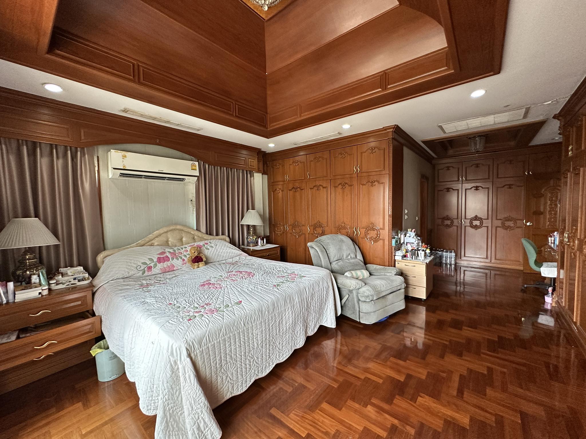 บ้านเดี่ยว ลดาวัลย์ ลากูน รังสิต ปทุมธาณี : Baan Ladawan Lakoon Rangsit คฤหาสน์เศรษฐี รอบล้อมด้วยเลคลากูน บ้านสวยพร้อมอยู่ บิวอินด้วยงานไม้สักทั้งหลัง พื้นที่ใช้สอยกว้างขวาง ตัวบ้านหันหน้าไปทางทิศใต้ ถนนกว้าง หลังบ้านวิวธรรมชาติร่มรื่นเงียบสงบ มีความเป็นส