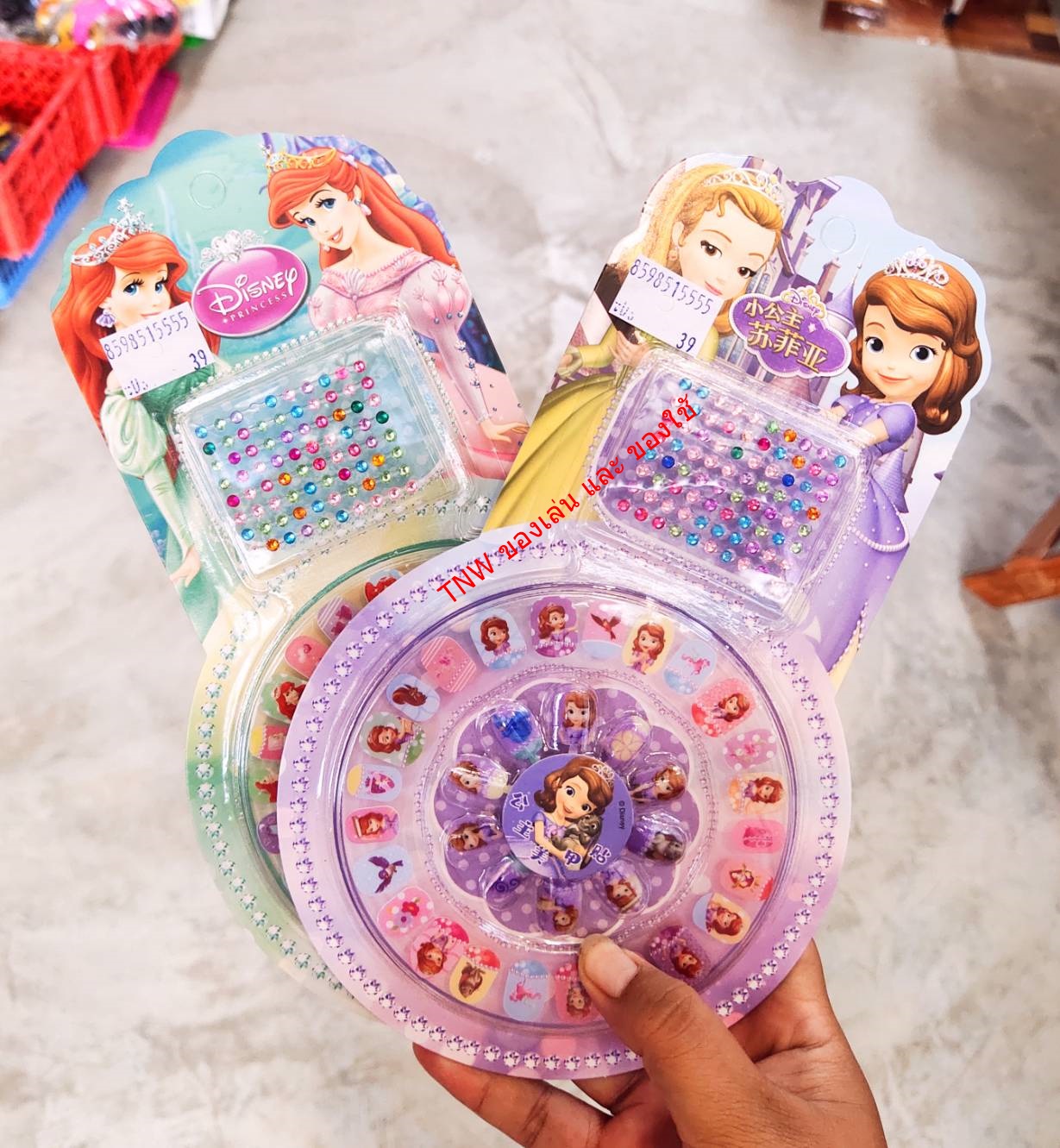 ของเล่น เล็บปลอมสำหรับเด็ก มีกาวในตัวแบบสำเร็จพร้อมสติ๊กเกอร์ เเละคริสตัลตกเเต่ง ลายการ์ตูนน่ารัก (แบบคละลาย)