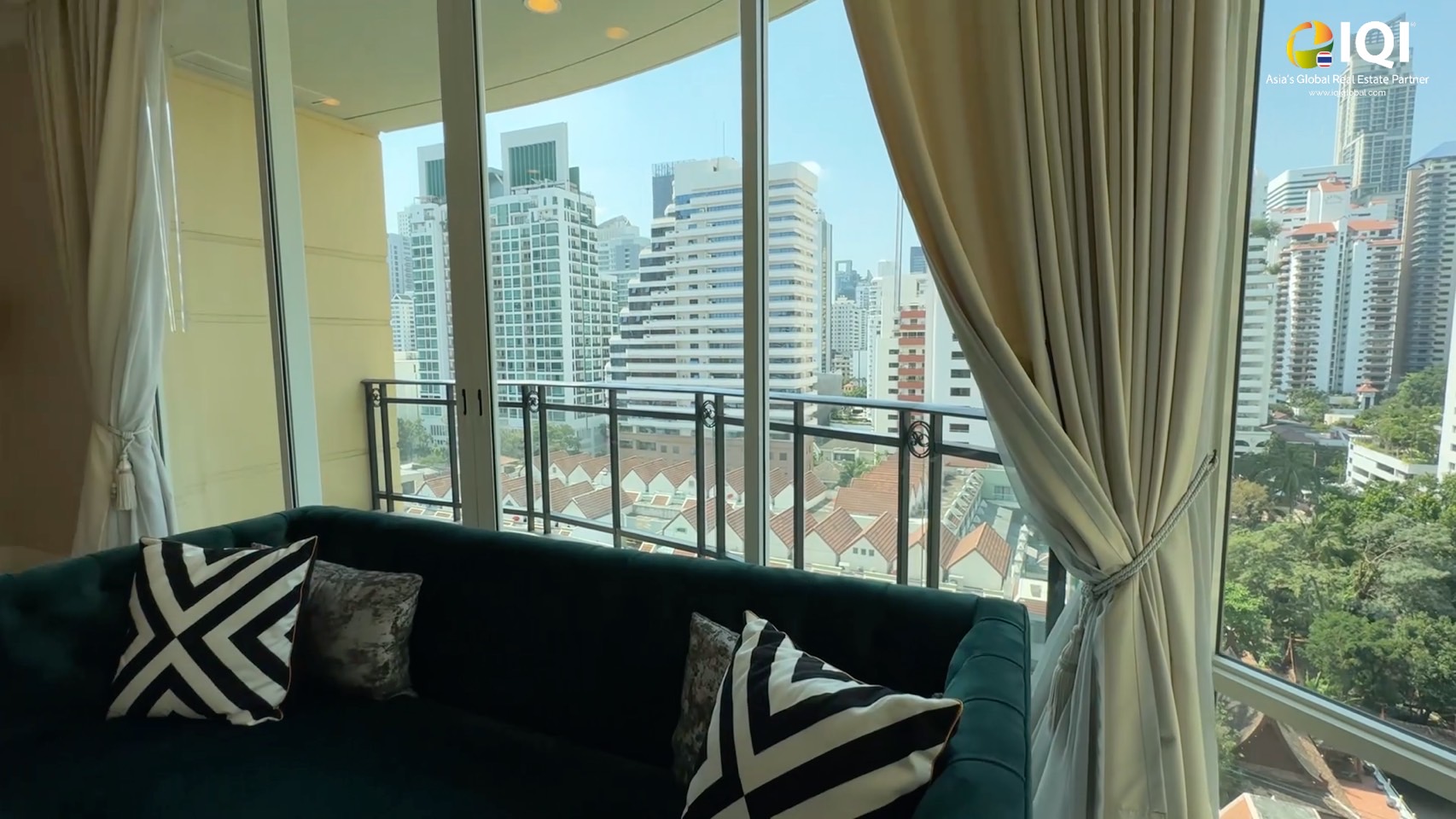 ขายด่วน! Condo Royce Private Residences คอนโดหรูใจกลางสุขุมวิท ใกล้ BTS และ MRT อโศก เพียง 950 เมตร Royce Private Residences สุขุมวิท 31 พื้นที่กว้างขวาง 176 ตร.ม. เทียบเท่าบ้านเดี่ยว บนทำเลกลาางเมือง เหมาะสำหรับครอบครัวที่ต้องการพื้นที่ใช้สอยกว้างขวาง 3