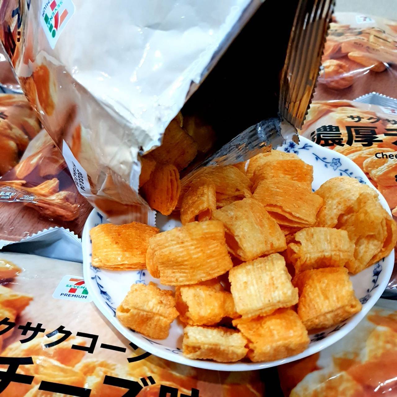 ขนมชีสพายกรอบ SAKU SAKU CHEESE CORN SNACKS