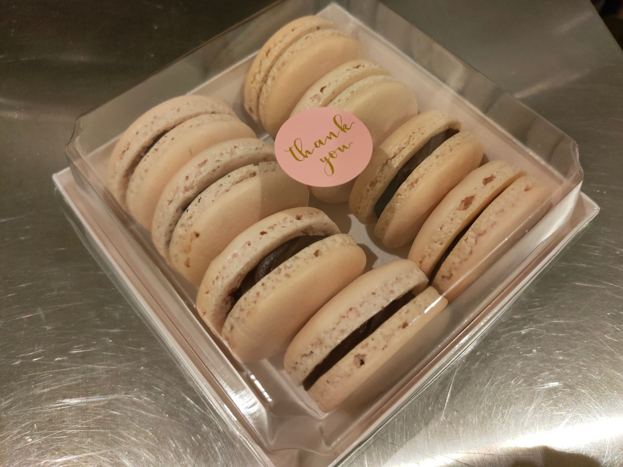 มาการองสอดไส้ครีมราสเบอร์รี่ และครีมชอคโกแลต (เลือกได้ค่ะ)