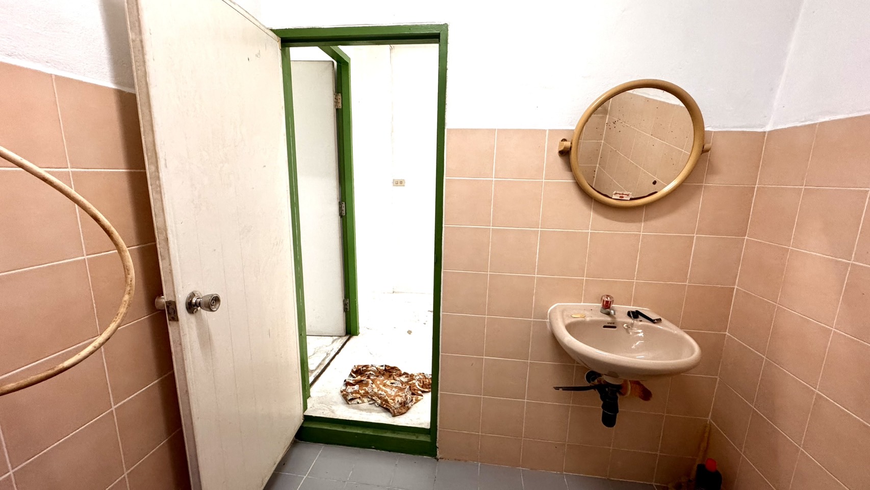 ขายอาคารพาณิชย์ 2.5 ชั้น หมู่บ้านบัวทองธานีพาร์ค บางบัวทอง 2ห้องนอน 2 ห้องน้ำ 20 ตารางวา นนทบุรีทำเลบางบัวทอง ราคา : 1,700,000 บาท