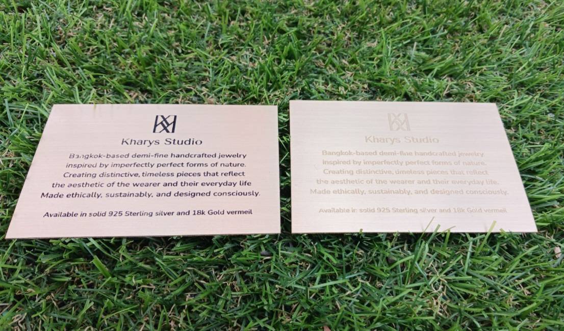 ป้ายสแตนเลสหน้าทองแฮร์ไลน์ หนา 1mm กัดกรด ขนาดป้าย 8.5x6cm.