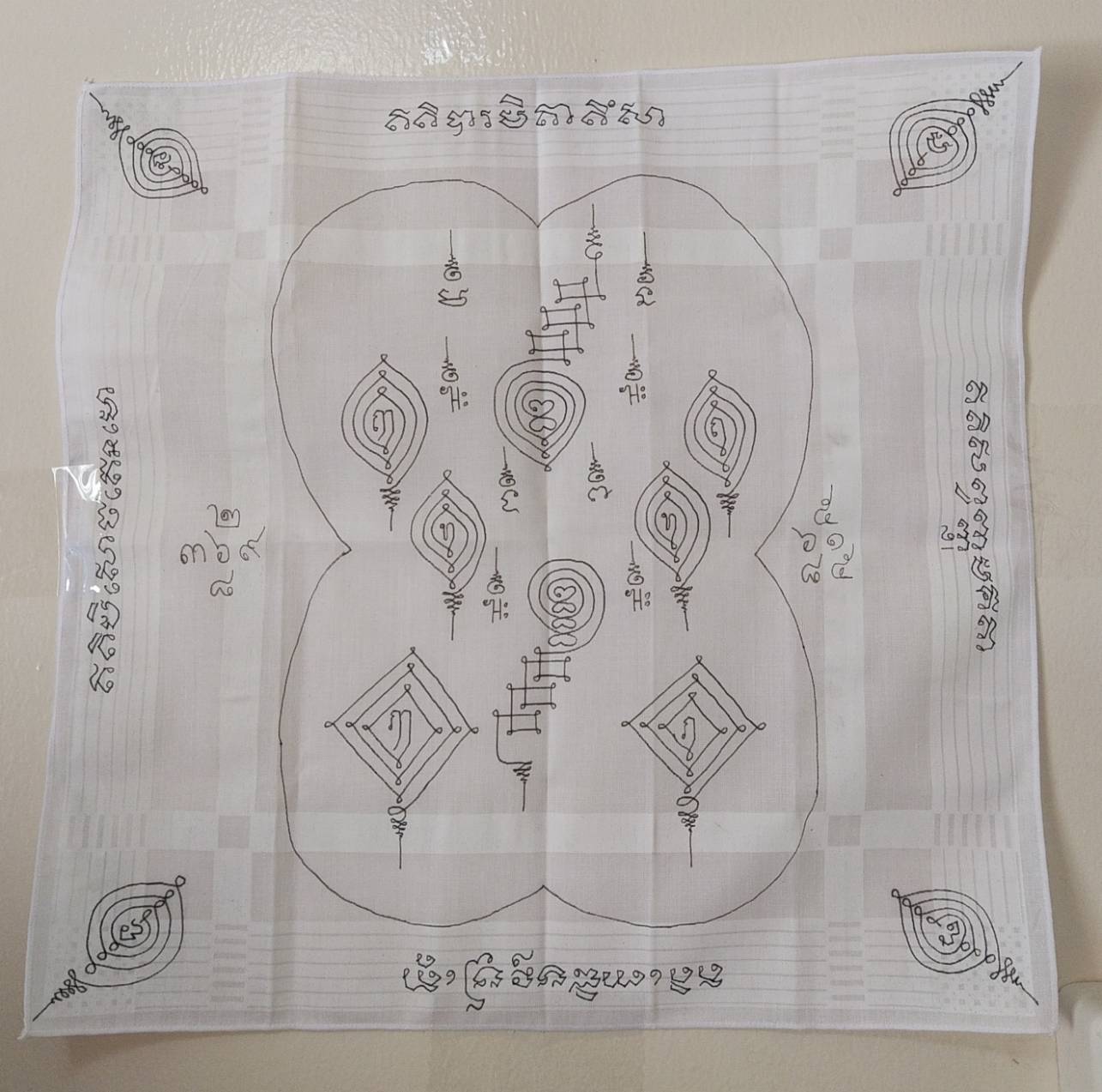 ผ้าเช็ดหน้า จารมือ (ยันต์ปราบทวีป) รุ่นแรก (อาจารย์เหลี้ยม นาโยง สำนักไชยมงคล ) จ.ตรัง ปี 2567 (อาจารย์สายเขาอ้อ ผู้คงแก่เรียน)