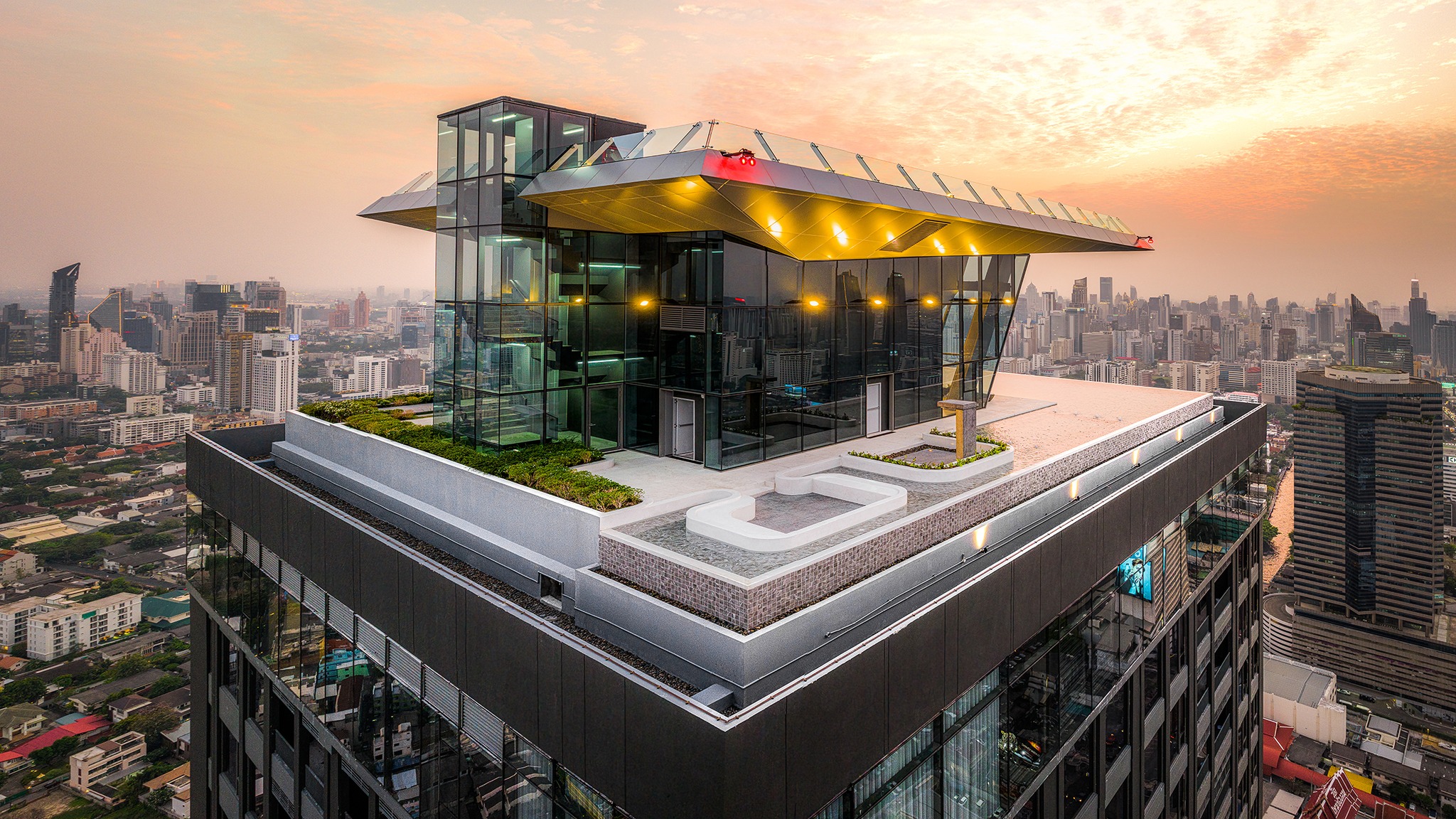 Cloud Thonglor–Phetchaburi Condominium Experience and prove for yourself the true value of location, luxury, and lifestyle — a high-end condominium offering over 4,000 sq.m. of full-facility common areas, the most comprehensive in this district.