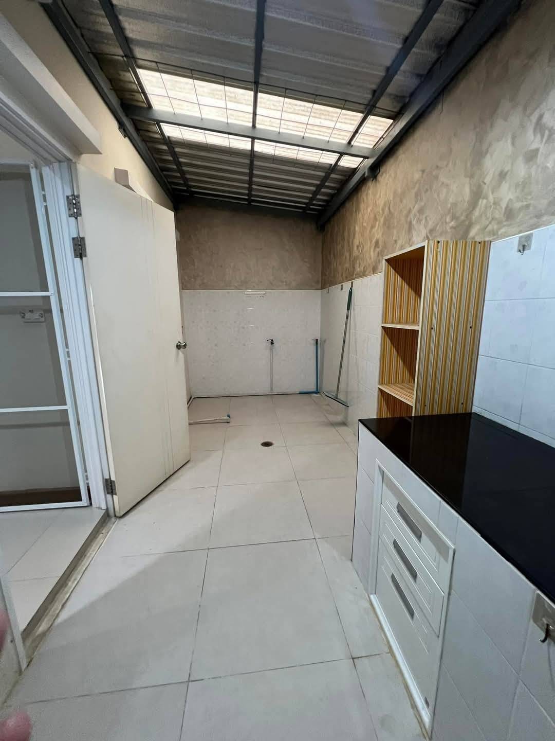 ขายทาวน์เฮ้าส์ หมู่บ้าน โกลเด้น ทาวน์ บางนา-กิ่งแก้ว บ้านหลังมุม ขายพร้อมผู้เช่า (N.1574)