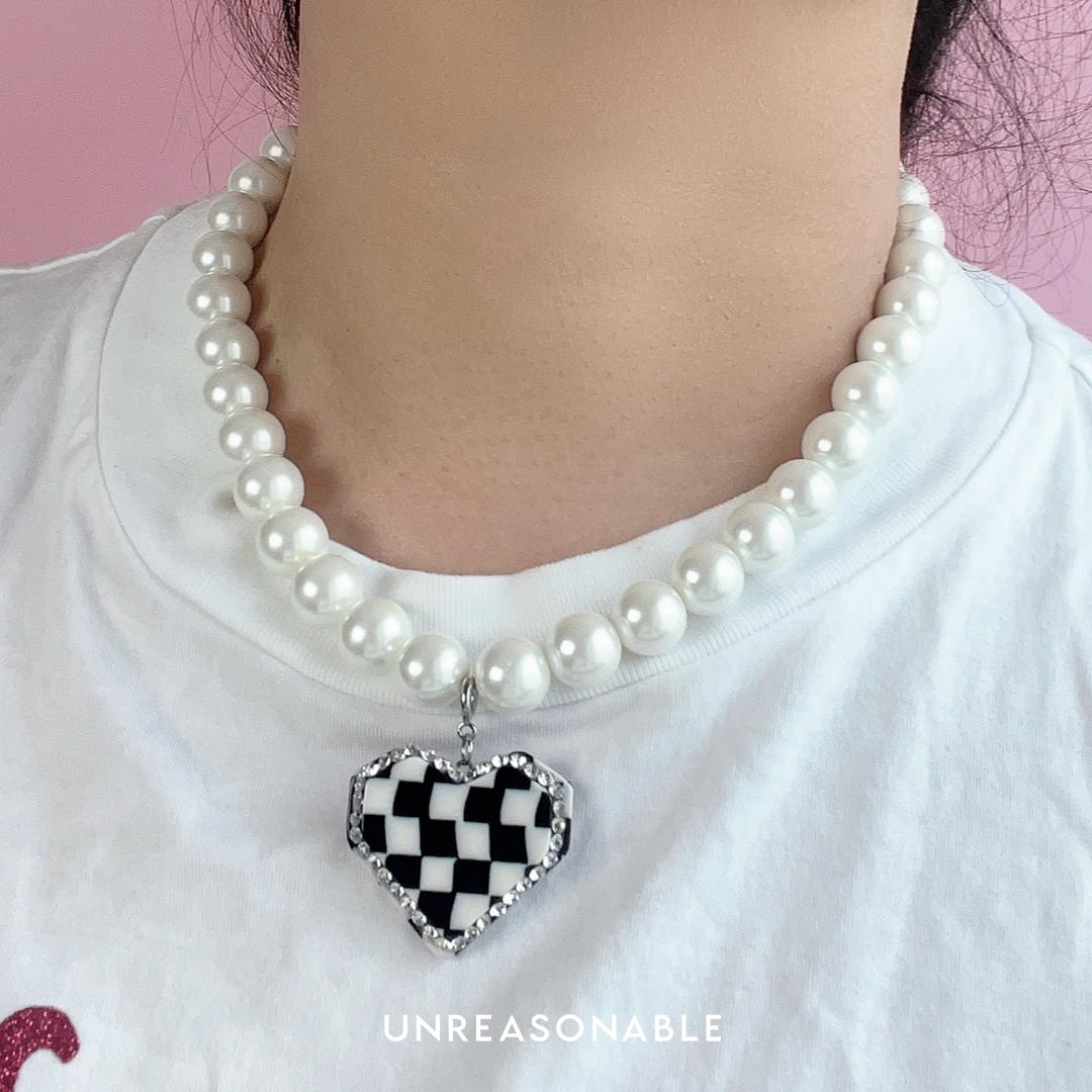 สร้อยคอมุกแก้ว ขนาด 12 mm. จี้หัวใจลายตาราง UA0894-01 Unreasonable Accessories