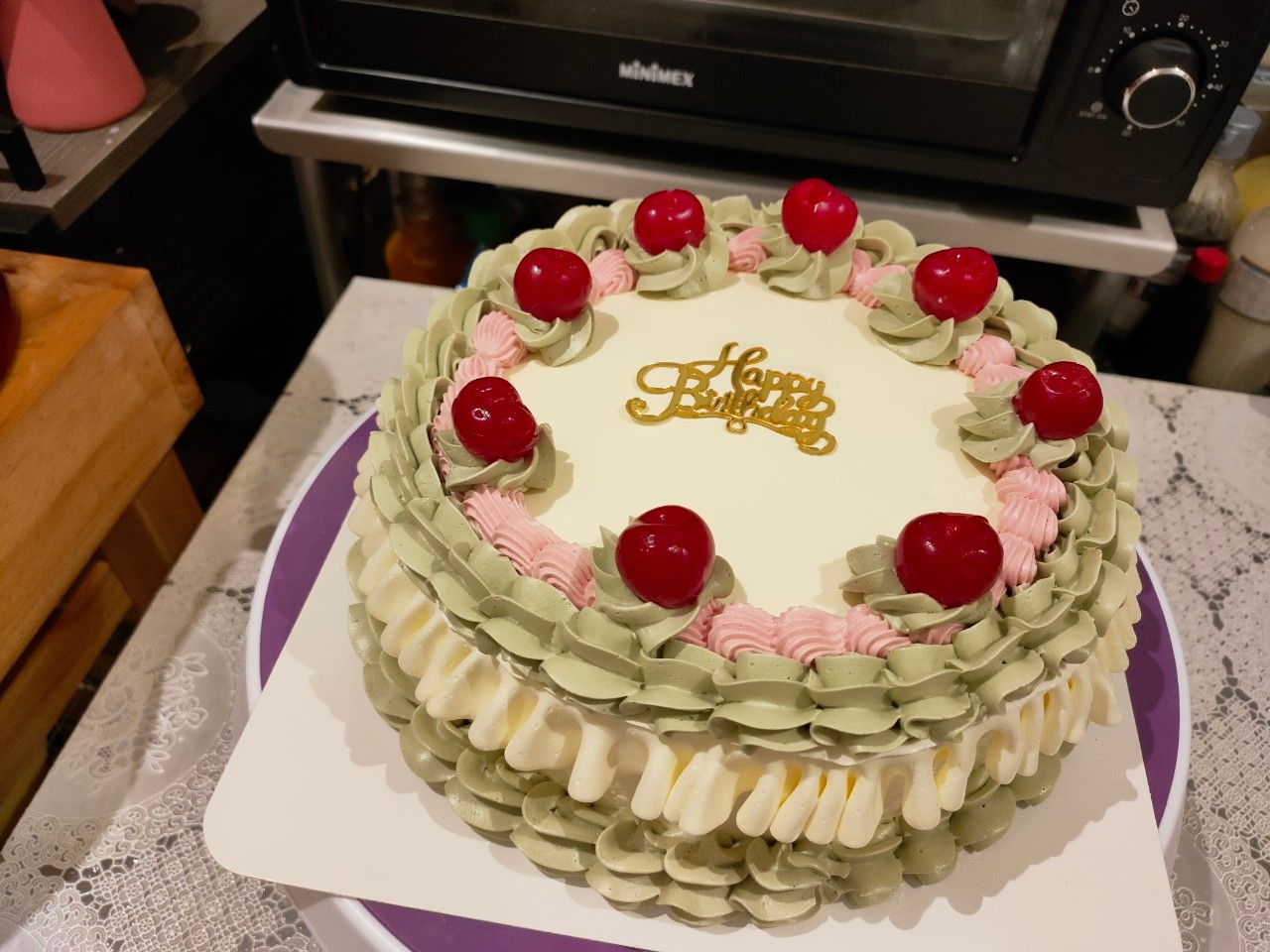 เค้กวนิลาตกแต่งด้วยบัตเตอร์ครีมในธีมสไตล์วินเทจ ทอปด้วยเชอร์รี่แดง ขนาด2ปอนด์