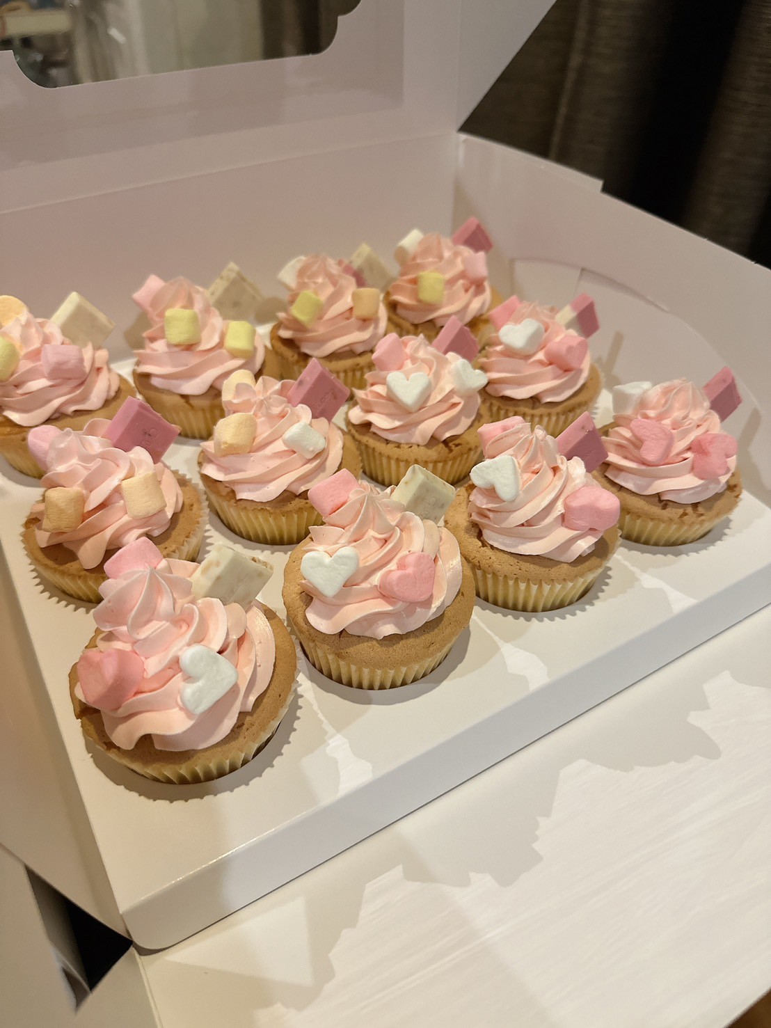 คัพเค้กหลากรส ตกแต่งหน้าโอริโอ้ สตอเบอร์รี่ นูเทลล่า ชอคโกแลตคิทแคท กล่องละ 12ชิ้น